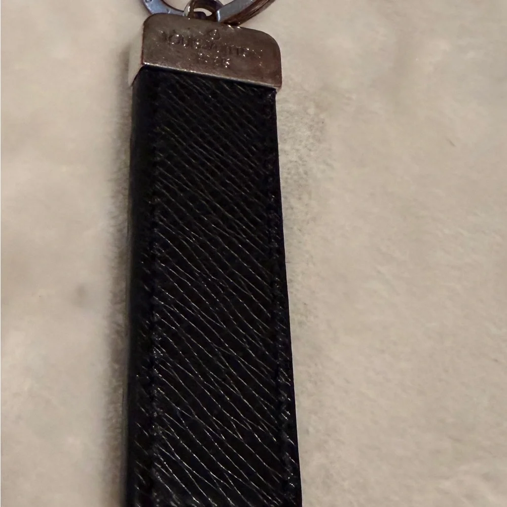 Louis Vuitton Taiga Leather Key Holder   Ring Black Silver Tone LV Authentic